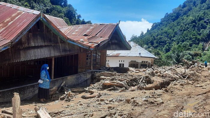 Sebanyak 49 Kepala Keluarga (KK) di Kabupaten Mamuju, Sulawesi Barat (Sulbar) minta direlokasi usai rumah mereka ambruk dihantam banjir bandang.