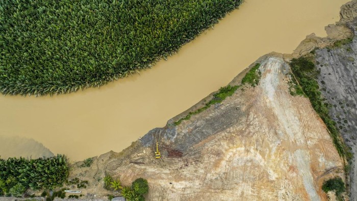 Foto udara jalur logistik dan material khusus untuk pembangunan Ibu Kota Negara (IKN) Nusantara di pelabuhan masyarakat Desa Bumi Harapan, Kecamatan Sepaku, Kabupaten Penajam Paser Utara, Kalimantan Timur, Senin (10/10/2022). Kementerian Perhubungan menetapkan empat pelabuhan yang ada di Kecamatan Sepaku sebagai pelabuhan khusus pengiriman material dan logistik pembangunan Ibu Kota Negara (IKN) Nusantara, salah satunya di wilayah Bumi Harapan dan Trunen. ANTARA FOTO/Rivan Awal Lingga/rwa.