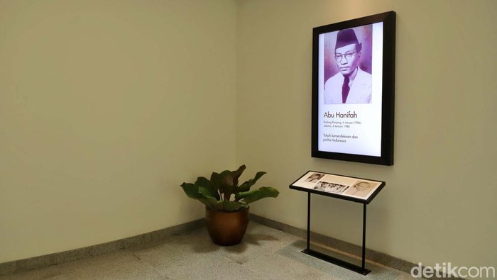 Taman Makam Tokoh Bangsa baru saja diresmikan oleh Gubernur DKI Jakarta Anies Baswedan. Di sini juga terdapat ruang galeri berisikan sejarah 15 tokoh bangsa.