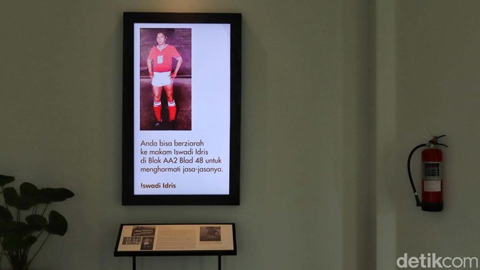 Taman Makam Tokoh Bangsa baru saja diresmikan oleh Gubernur DKI Jakarta Anies Baswedan. Di sini juga terdapat ruang galeri berisikan sejarah 15 tokoh bangsa.