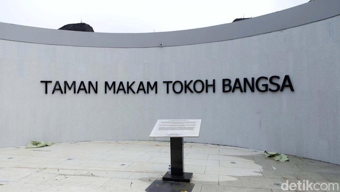 Melihat Galeri Taman Makam Tokoh Bangsa Taman Makam Tokoh Bangsa baru saja diresmikan oleh Gubernur DKI Jakarta Anies Baswedan. Di sini juga terdapat ruang galeri berisikan sejarah 15 tokoh bangsa.