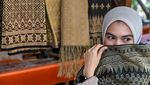 Melihat Kampung Perajin Songket yang Dipakai Ariel Tatum di Paris