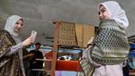 Melihat Kampung Perajin Songket yang Dipakai Ariel Tatum di Paris