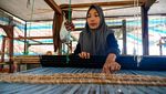 Melihat Kampung Perajin Songket yang Dipakai Ariel Tatum di Paris