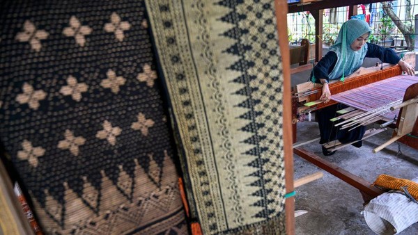 Busana rancangan Didiet Maulana yang diberi nama Tara Gemilang itu berbahan dasar kain tenun yang di produksi di Gampong Krueng Kalee, Kecamatan Darussalam, Aceh Besar, Provinsi Aceh. Busana rancangan Didiet Maulana yang diberi nama Tara Gemilang itu berbahan dasar kain tenun yang di produksi di Gampong Krueng Kalee, Kecamatan Darussalam, Aceh Besar, Provinsi Aceh.