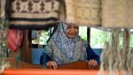 Melihat Kampung Perajin Songket yang Dipakai Ariel Tatum di Paris