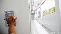 Warga mengecek meteran listrik di Kampung Susun Bayam.