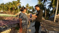 Tinggal di daerah kepulauan, sebagian besar masyarakat Selaru memanfaatkan potensi alam perairan seperti menjadi nelayan ikan tangkap, serta budidaya rumput laut. Selain itu, para wanita di Selaru menjadikan kerajinan tenun ikat Tanimbar sebagai sumber mata pencaharian mereka.