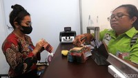Sampai dengan 31 Agustus 2022, penyaluran kredit BRI di Kecamatan Selaru menyentuh angka Rp 13,4 miliar. Dari jumlah tersebut, nilai penyaluran KUR mendominasi sebesar Rp 4,86 miliar, diikuti KUPedes Rp 4,65 miliar, dan BRIGUNA Rp 3,91 miliar.
