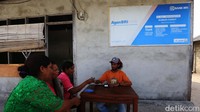 Tak sebatas menyalurkan kredit dan mengelola tabungan masyarakat, BRI juga berupaya memberikan layanan keuangan inklusif. Bank pelat merah ini menyediakan solusi yang memudahkan masyarakat untuk bertransaksi keuangan secara mudah dan cepat. Hal itu direalisasikan lewat Agen BRILink yang disebar di berbagai wilayah. Dengan adanya Agen BRILink, para penduduk daerah terdepan tak perlu kesulitan datang ke kantor bank menyeberang laut untuk mengirim atau mengambil uang maupun mengakses layanan keuangan lainnya.