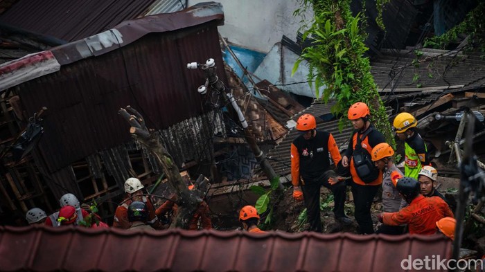 Sebanyak 8 orang tertimbun di lokasi longsor yang terjadi di Gang Barjo, Kecamatan Bogor Tengah, Kota Bogor, Jawa Barat (Jabar). Proses evakuasi masih terus dilakukan.
