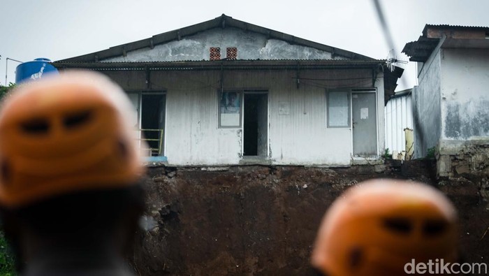 Melihat Proses Pencarian Korban Longsor di Gang Barjo, Bogor Sebanyak 8 orang tertimbun di lokasi longsor yang terjadi di Gang Barjo, Kecamatan Bogor Tengah, Kota Bogor, Jawa Barat (Jabar). Proses evakuasi masih terus dilakukan.