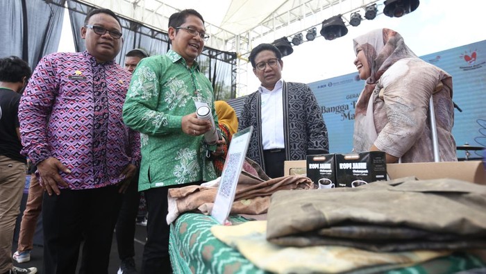 Menteri Desa, Pembangunan Daerah Tertinggal dan Transmigrasi (PDTT) Abdul Halim Iskandar (kanan) berbincang dengan perajin UMKM binaan Pertamina saat Acara Puncak Gernas BBI Maluku Utara di Benteng Oranye, Ternate, Maluku Utara, Kamis (13/10/2022). Puncak Gerakan Nasional Bangga Buatan Indonesia (Gernas BBI) Maluku Utara 2022 tersebut diikut 16 top brand, 17 UMKM dan BUMDes pilihan sebagai upaya mendorong promosi produk UMKM di wilayah tersebut. ANTARA FOTO/Asprilla Dwi Adha/aww.