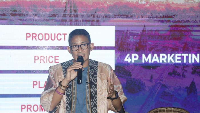 Menteri Pariwisata dan Ekonomi Kreatif (Menparekraf) Sandiaga Uno saat memberi pelatihan pemasaran bisnis kopi dan konten kreator di Makassar.