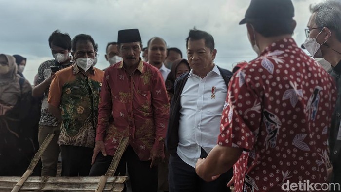 Menteri PPN/Kepala Bappenas Suharso Monoarfa mengunjungi Desa Timbulsloko, Sayung, Demak, Kamis (13/10/2022). Kampung Panggung Demak ini dikenal jadi langganan banjir rob.