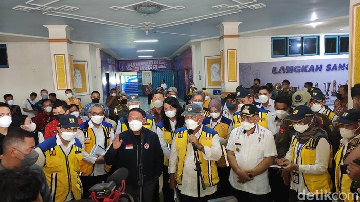 Menteri PUPR Basuki Hadimuljono bersama Menpora saat memberikan keterangan kepada wartawan