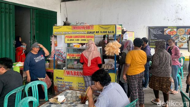 Menu Warung Makan RB 1 yang menjual paket makan dan minum Rp 5.000