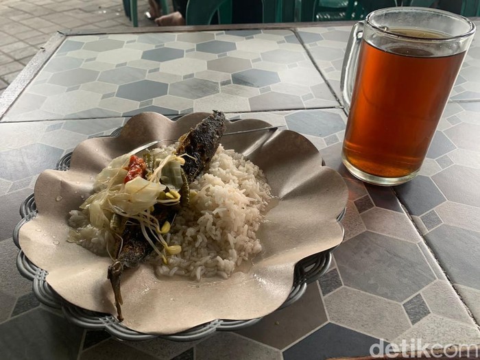 Menu Warung Makan RB 1 yang menjual paket makan dan minum Rp 5.000