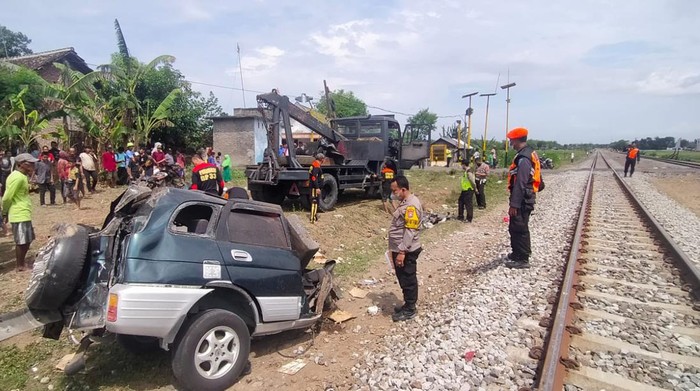 mobil tertabrak kereta di nganjuk