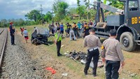 Mobil yang tertabrak kereta baru saja dari hajatan pernikahan (Foto: Dok. Polsek Wilangan)