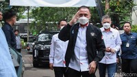 Iwan mengenakan masker putih dengan jaket hitam. Turut hadir ke Komnas HAM, Sekjen PSSI Yunus Nusi dan Waketum PSSI Iwan Budianto.