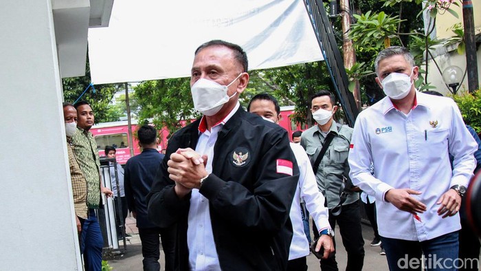 Ketua Umum PSSI Mochamad Iriawan atau Iwan Bule memenuhi panggilan Komnas HAM. Iwan Bule akan diperiksa Komnas HAM terkait tragedi Kanjuruhan yang menewaskan 132 orang.