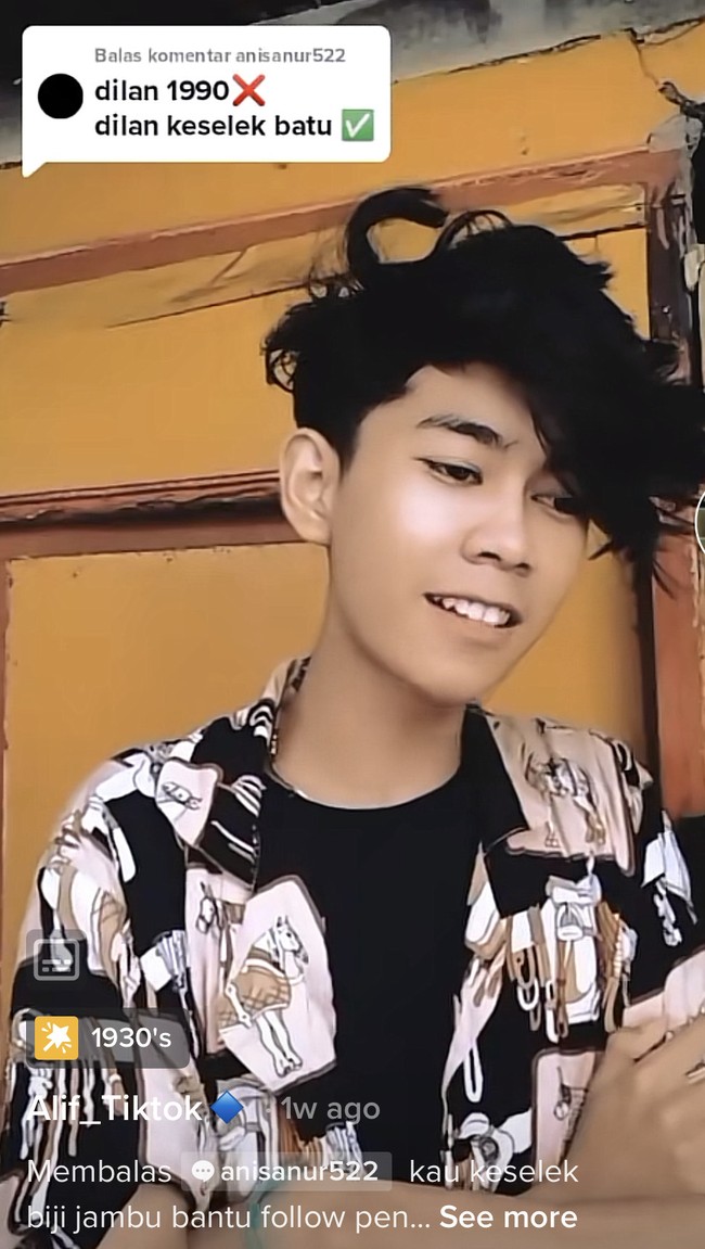 Wolipop sudah berbincang dengan Muhammad Alif Ari Al Faikatau akrab disapa Alif. TikTokers remaja yang berusia 18 tahun ini berbagi cerita soal inspirasi gaya rambut cepmek. Pas lagi balas komentar cukurannya model apa nggak tau kenapa tiba-tiba aku ke pikiran cukuran model cepmek, cepak mekar karena rambut aku yang agak sedikit mekar. Karena rambut aku yang mekar mengembang makanya aku sebut cukuran mekar samping kanan kiri dua hari atasnya panjang mekar jadi cepmek cepak mekar, ungkap Alif kepada Wolipop. Foto: Dok. TikTok @Alif_TikTok.