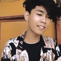 Wolipop sudah berbincang dengan Muhammad Alif Ari Al Faikatau akrab disapa Alif. TikTokers remaja yang berusia 18 tahun ini berbagi cerita soal inspirasi gaya rambut cepmek. Pas lagi balas komentar cukurannya model apa nggak tau kenapa tiba-tiba aku ke pikiran cukuran model cepmek, cepak mekar karena rambut aku yang agak sedikit mekar. Karena rambut aku yang mekar mengembang makanya aku sebut cukuran mekar samping kanan kiri dua hari atasnya panjang mekar jadi cepmek cepak mekar, ungkap Alif kepada Wolipop. Foto: Dok. TikTok @Alif_TikTok.