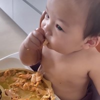 Makan ikan salmon dan kentang, baby Izz terlihat begitu menggemaskan. Momen-momen MPASI baby Izz pun begitu mencuri perhatian. Foto: Instagram/@nikitawillyofficial94