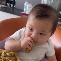 Lihat saja ekspresi wajah baby Izz saat melahap makanan yang satu ini. Dengan pipi tembam dan ekspresi wajahnya, baby Izz tampak begitu menggemaskan. Foto: Instagram/@nikitawillyofficial94