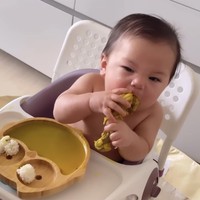Baru-baru ini Nikita Willy juga terlihat memberikan sang anak paha ayam utuh. Dengan lahap, baby Izz tampak begitu bersemangat menyantap paha ayam yang digenggamnya. Namun tak sedikit netizen yang justru takut melihat baby Izz melahap paha ayam utuh tersebut. Mereka takut baby Izz tersedak. Foto: Instagram/@nikitawillyofficial94