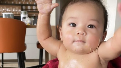 8 Momen MPASI Anak Nikita Willy, Usia 6 Bulan Makan Mie Hingga Paha Ayam