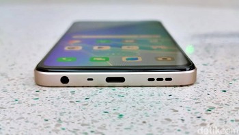 Baterai berkapasitas 5.000 mAh dengan SuperVOOC 33W. Foto: Adi Fida Rahman/detikINET