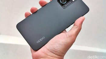 Varian Starry Black hadir dengan desain OPPO Glow ikonik dengan warna hitam bersinar seperti bintang di langit malam yang gelap. Foto: Adi Fida Rahman/detikINET
