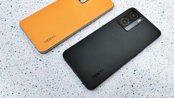 Oppo A77s tersedia dalam dua warna baru yaitu Sunset Orange dan Starry Black. Foto: Adi Fida Rahman/detikINET