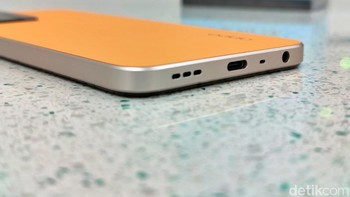 Bagian bawah terdapat speaker, port USB Type C dan jack audio 3,5 mm. Foto: Adi Fida Rahman/detikINET