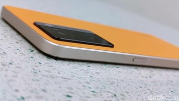 Oppo A77s menyajikan ketebalan 7,99 mm dan berat 187 gram, memberikan tampilan yang ramping dan premium, sekaligus nyaman untuk digenggam dan digunakan di kondisi apa pun. Foto: Adi Fida Rahman/detikINET