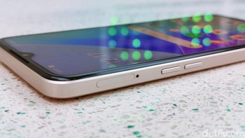 Sisi kiri terdapat pengaturan volume dan SIM Card. Foto: Adi Fida Rahman/detikINET
