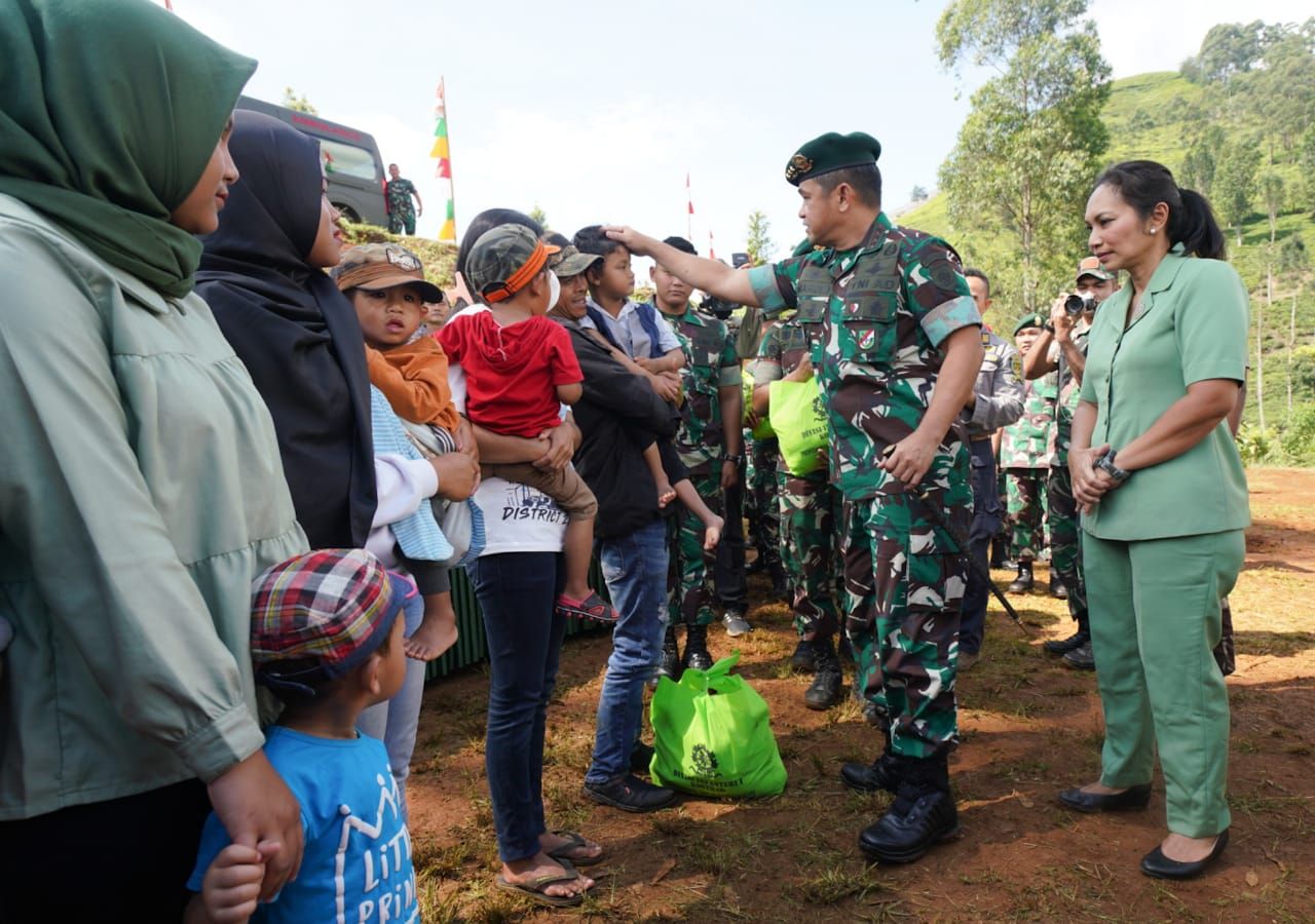 Pangkostrad Letjen Maruli Simanjuntak menanam ribuan pohon di wilayah Kabupaten Bandung
