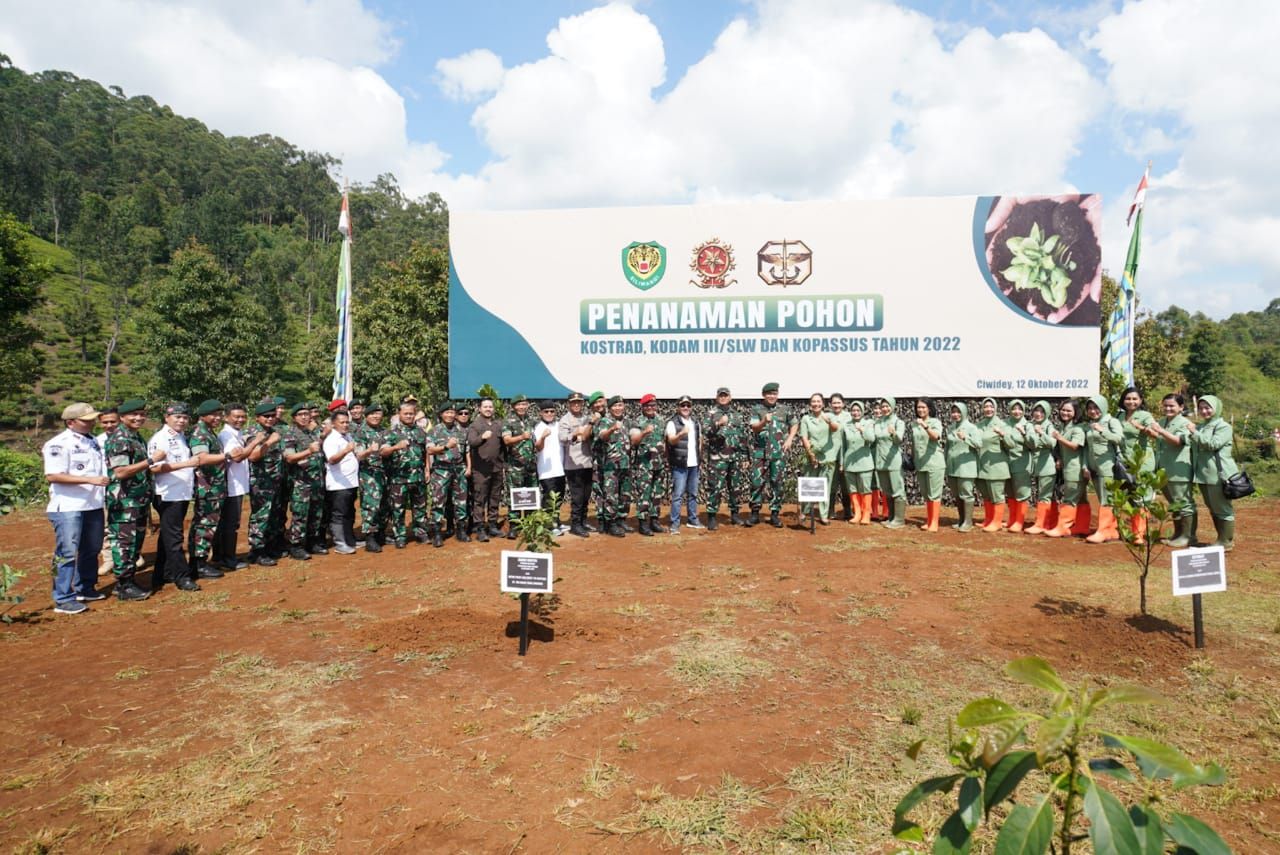 Pangkostrad Letjen Maruli Simanjuntak menanam ribuan pohon di wilayah Kabupaten Bandung