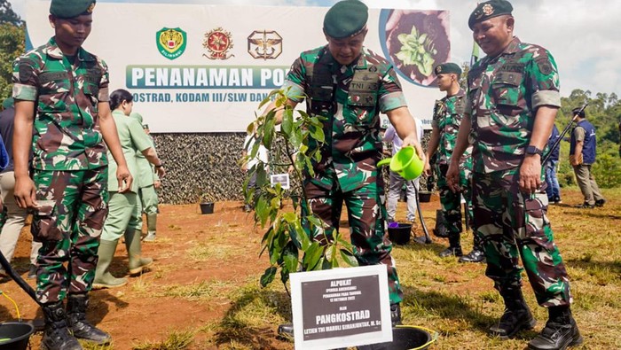 Pangkostrad Letjen Maruli Simanjuntak menanam ribuan pohon di wilayah Kabupaten Bandung