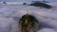 Patung ini memiliki tinggi 38 meter dan terletak di puncak dari Gunung Corcovado yang tingginya 710 m di Taman Nasional Hutan Tijuca.  