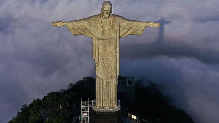 Panorama Patung Kristus Brasil Berdiri Tegak di Atas Awan Pemandangan udara Patung Kristus Penebus di Rio de Janeiro, Brasil, Selasa (12/10/2022). Patung Christ the Redeemer atau Kristus Penebus ini merayakan 91 tahun sejak pembangunannya.