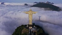Pemandangan udara Patung Kristus Penebus di Rio de Janeiro, Brasil, Selasa (12/10/2022) waktu setempat.  