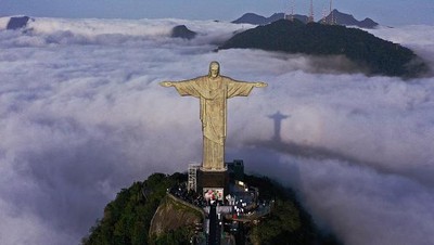 Penampakan Patung Yesus yang Seperti Berdiri di Atas Awan