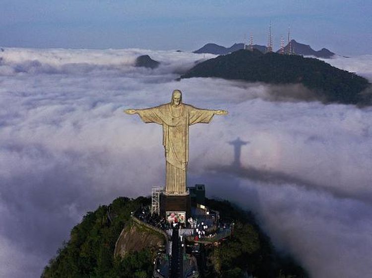 Penampakan Patung Yesus yang Seperti Berdiri di Atas Awan