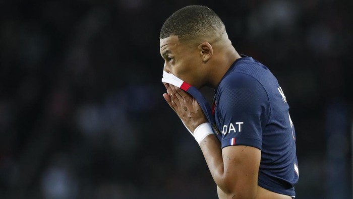 PARIS, FRANCE - OCTOBER 11: Kylian Mbappe #7 of Paris Saint-Germain reacts to a play during the UEFA Champions League group H match between Paris Saint-Germain and SL Benfica at Parc des Princes on October 11, 2022 in Paris, France. (Photo by Catherine Steenkeste/Getty Images)