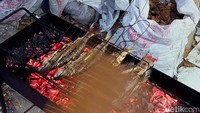 Saat dibakar aroma bara tempurung menyatu dengan bawang putih dan mentega yang membaluri bandeng.