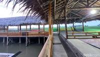 Tempatnya tidaklah besar. Konsepnya juga berupa lesehan dengan pemandangan sawah di belakangnya.