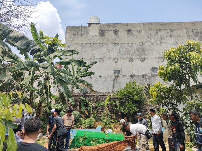 Pemakaman Amira Hana, siswi SMPIT Al Hikmah Depok yang hanyut di Curug Kembar Bogor, Jawa Barat, Kamis (13/10/2022).